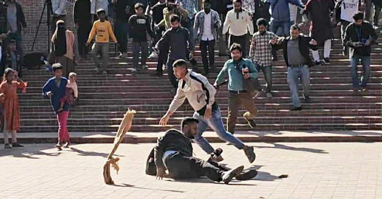 শহীদ বুদ্ধিজীবী স্মৃতিসৌধে সাংবাদিকদের ওপর হামলা, ক্যামেরা ভাঙচুর