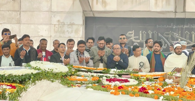 খালেদা জিয়ার সমাধিতে সাধারণ সাংবাদিক সমাজের শ্রদ্ধা