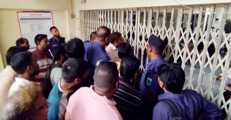 সংঘর্ষের সংবাদ সংগ্রহে গিয়ে আইনজীবী সমিতিতে অবরুদ্ধ সাংবাদিক