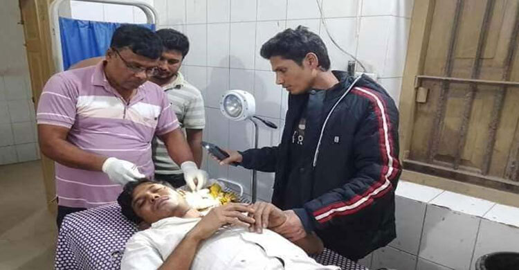 কুষ্টিয়ায় বাড়ির সামনে সাংবাদিকের ওপর সন্ত্রাসী হামলা