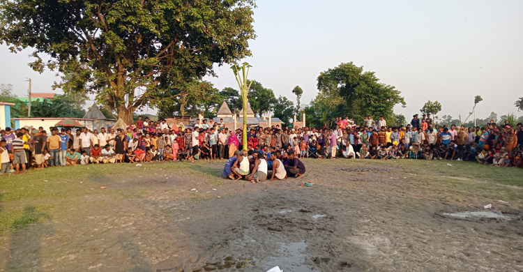গোল হয়ে পাতা খেলা দেখলেন হাজারো মানুষ