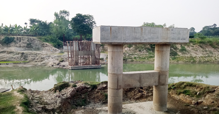 দু’দফা মেয়াদ বাড়লেও হয়নি সেতুর অর্ধেক কাজ, হতাশ ৩০ গ্রামের মানুষ
