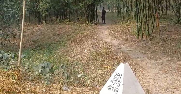 জয়পুরহাট সীমান্তে বিএসএফের বেড়া, বিজিবির বাধায় কাজ বন্ধ