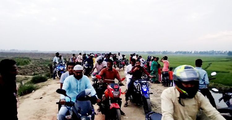 বিলের ঘাটে মানুষের ঢল