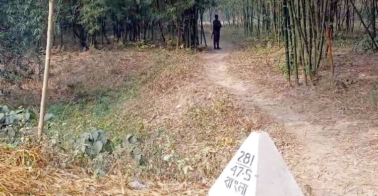 কাঁটাতারের বেড়া নির্মাণ কেন্দ্র করে বিজিবি-বিএসএফের পতাকা বৈঠক