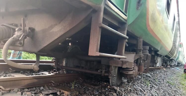 ৫ ঘণ্টা পর উত্তরবঙ্গের সঙ্গে ট্রেন চলাচল স্বাভাবিক