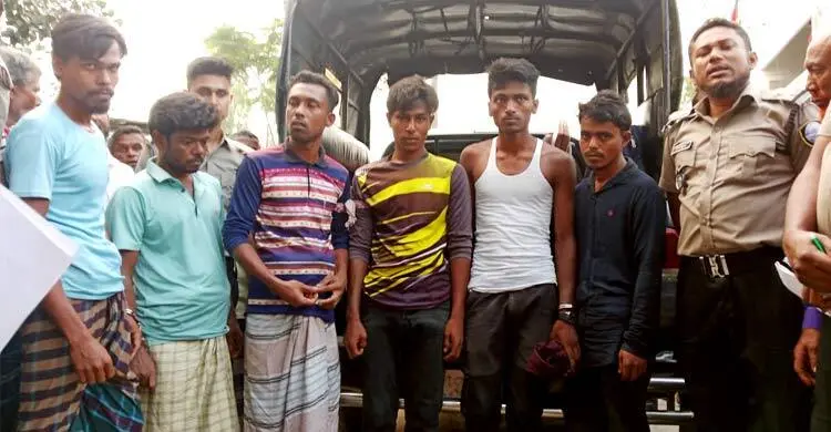 বিদ্যালয়ের রুমে মাদক সেবনকালে আটক ৬