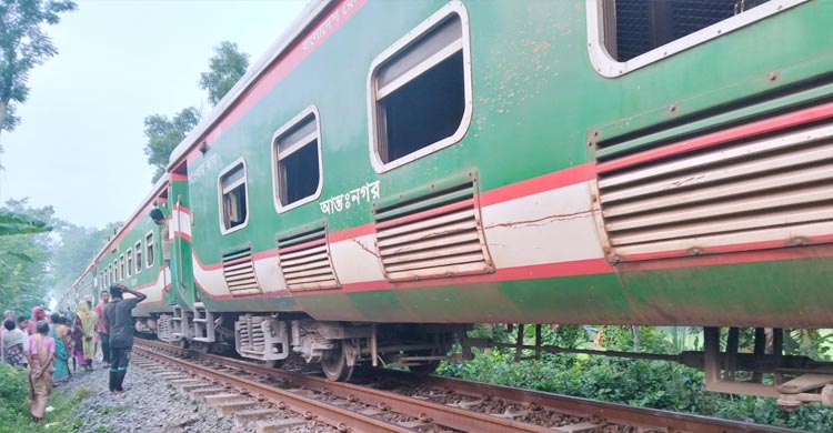 ৫ ঘণ্টা পর উত্তরবঙ্গের সঙ্গে ট্রেন চলাচল স্বাভাবিক