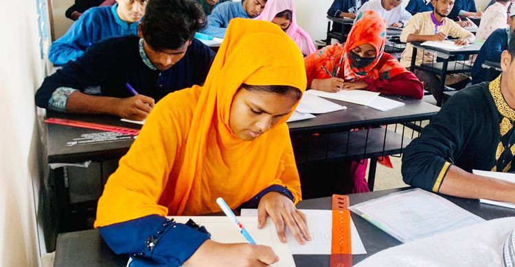 পাঁচদিনের শিশুকে নিয়ে পরীক্ষা দিচ্ছে কিশোরী