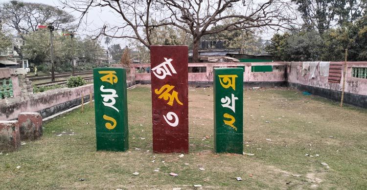 একটি ফুল দিয়েও শ্রদ্ধা জানালো না কেউ, দিনভর ফাঁকা শহীদ মিনার