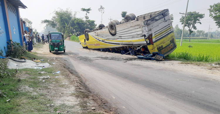 জয়পুরহাটে সড়কে বাস উল্টে আহত ২৯