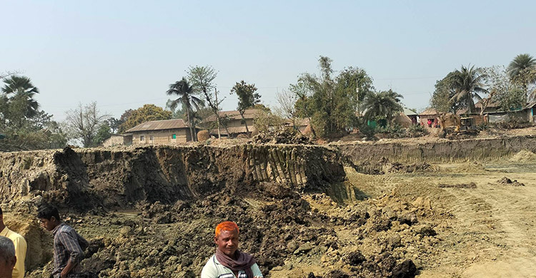 জয়পুরহাটে সংস্কারের আড়ালে মাটি বিক্রি, ছাত্রদল নেতাকে জরিমানা