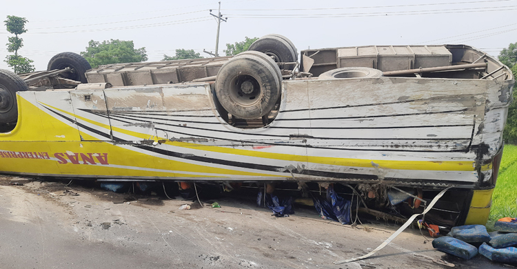 জয়পুরহাটে সড়কে বাস উল্টে আহত ২৯