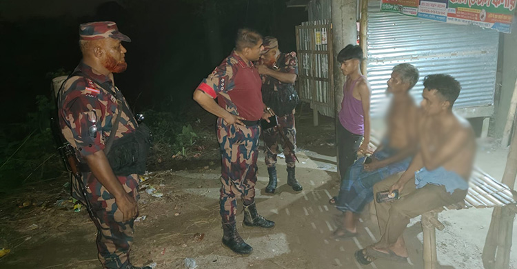 জয়পুরহাটে গ্রামবাসীকে নিয়ে পুশইনের চেষ্টা রুখে দিল বিজিবি