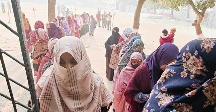 জয়পুরহাটে সাড়ে ৪ ঘণ্টায় ভোট পড়েছে ৩৮ শতাংশ