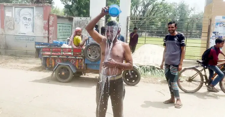 দুধ দিয়ে গোসল করে জুয়া ছাড়ার শপথ যুবকের