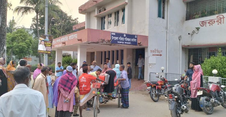 খাবার খেতে বাইরে চিকিৎসক, অপেক্ষায় প্রাণ গেলো নারীর