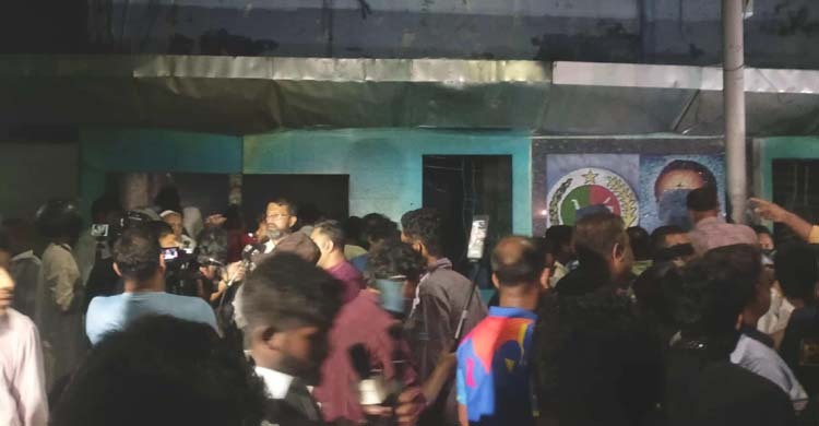জাতীয় পার্টির কেন্দ্রীয় কার্যালয়ের সামনে দুজন গুলিবিদ্ধ