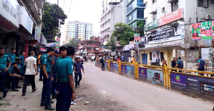 জাতীয় পার্টির অফিসে নেতাকর্মীরা, সতর্ক অবস্থানে পুলিশ