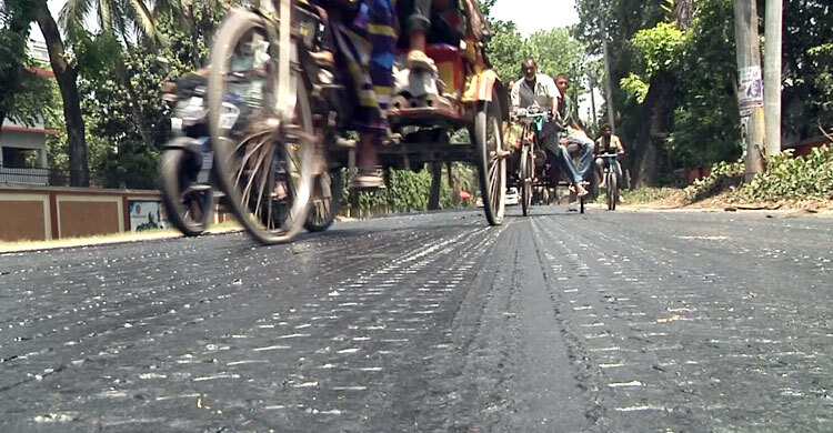 তাপপ্রবাহে গলছে যশোর-নড়াইল সড়কের পিচ, তদন্তে দুদক