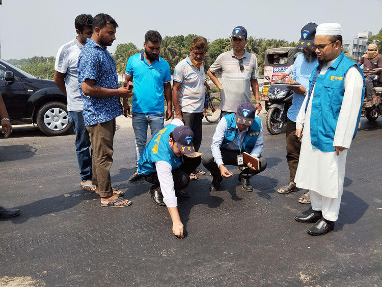 তাপপ্রবাহে গলছে যশোর-নড়াইল সড়কের পিচ, তদন্তে দুদক