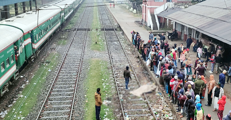 দৌড়ে ট্রেনে উঠতে গিয়ে কাটা পড়লেন বৃদ্ধ