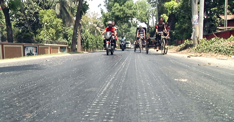 তাপপ্রবাহে গলছে যশোর-নড়াইল সড়কের পিচ, তদন্তে দুদক