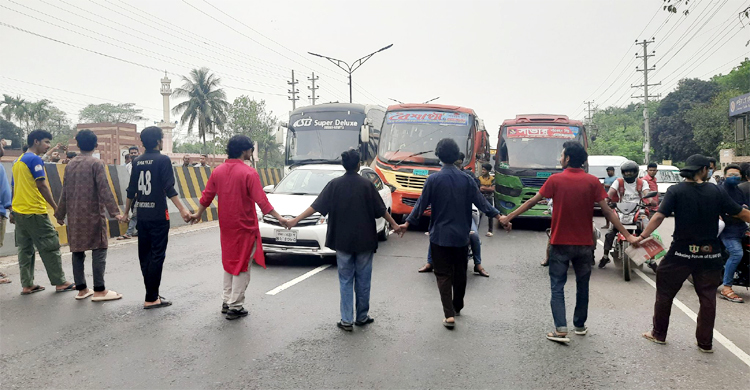 সাংবাদিক শামসুজ্জামানের মুক্তির দাবিতে ঢাকা-আরিচা মহাসড়ক অবরোধ
