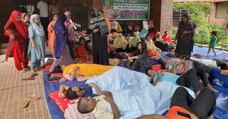 ‘এবার হয় চাকরি, নয়তো আমাদের মৃত্যু হবে’