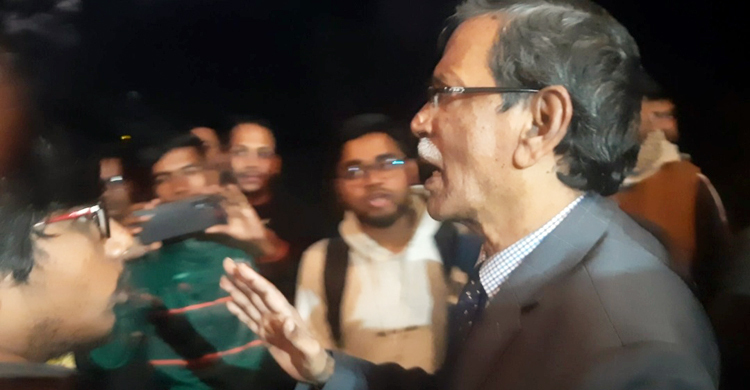 আন্দোলনকারীদের তোপের মুখে উপাচার্য