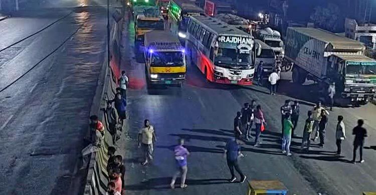 ধর্ষণের বিচার চেয়ে মধ্যরাতে ঢাকা-আরিচা মহাসড়ক অবরোধ