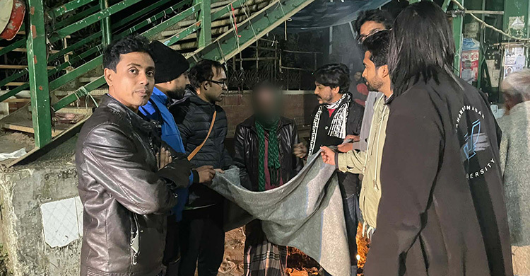 ছিন্নমূলদের শীতবস্ত্র দিয়ে ধানের শীষে ভোট চাইলেন ছাত্রদল নেতারা