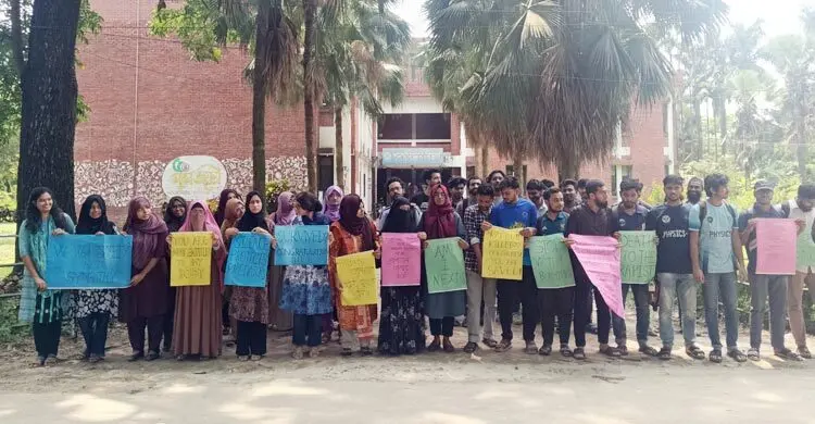 জাবি ছাত্রীকে ধর্ষণচেষ্টা, শিক্ষার্থীদের বিক্ষোভ-অবস্থান কর্মসূচি