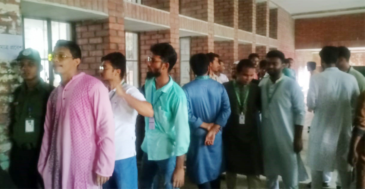 ব্যালট না আসায় এক কেন্দ্রের ভোট শুরু পৌনে এক ঘণ্টা দেরিতে