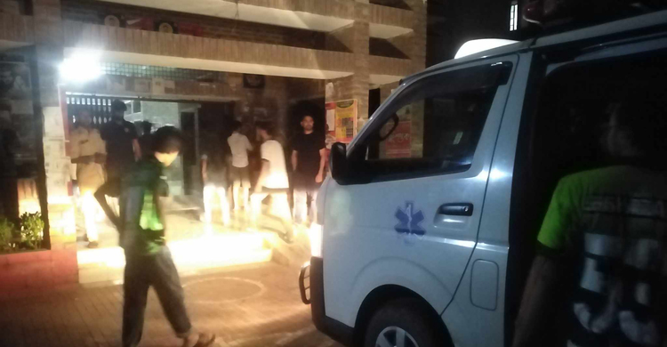 বান্ধবীকে উত্ত্যক্তের জেরে দুই হলের শিক্ষার্থীদের মধ্যে সংঘর্ষ