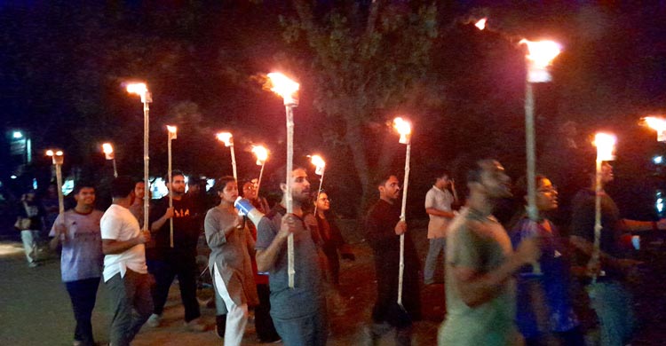 মাইলস্টোন স্কুল অ্যান্ড কলেজে বিমান দুর্ঘটনাকে কাঠামোগত হত্যাকাণ্ড আখ্যা দিয়ে দুই দফায় মশাল মিছিল করেছেন জাহাঙ্গীরনগর বিশ্ববিদ্যালয়ের (জাবি) শিক্ষার্থীরা
