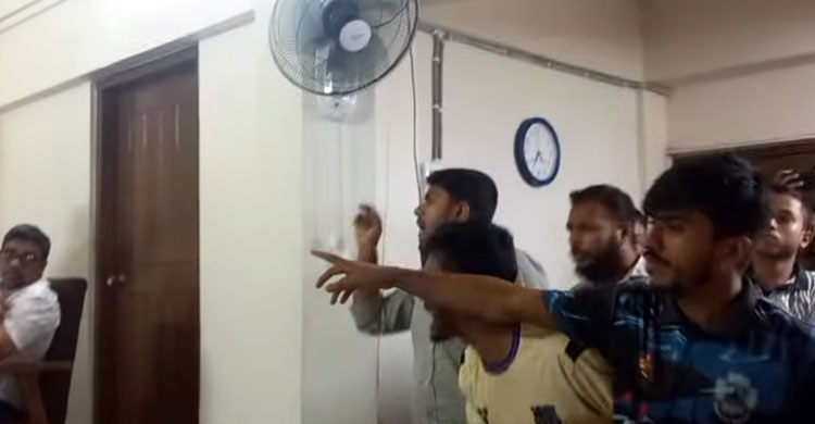 জাকসু ঘিরে রাতভর ‘অবরুদ্ধ’ উপাচার্য-নির্বাচন কমিশনার