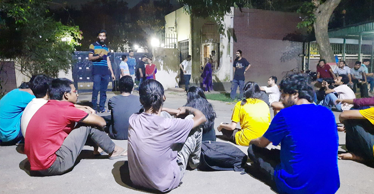 জাবিতে অনশনে থাকা শিক্ষার্থীর সঙ্গে প্রগতিশীলদের সংহতি