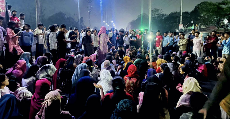 ধর্ষকদের বিচার দাবিতে মশাল মিছিল, ঢাকা-আরিচা মহাসড়ক অবরোধ