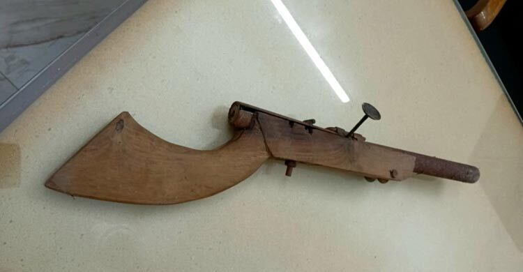 জাবিতে হলের টয়লেটের সিলিং থেকে দেশীয় আগ্নেয়াস্ত্র উদ্ধার