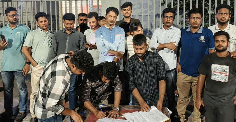 বার্ন ইনস্টিটিউটে রক্ত দিতে জবির বাধন ইউনিট, সহযোগিতায় ছাত্রদল