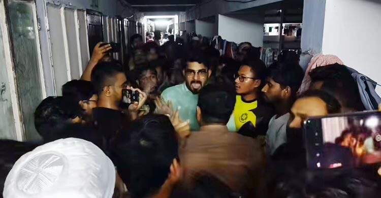 মেয়াদোত্তীর্ণ শিক্ষার্থীদের সরাতে জাবির হলে অভিযান, উত্তেজনা