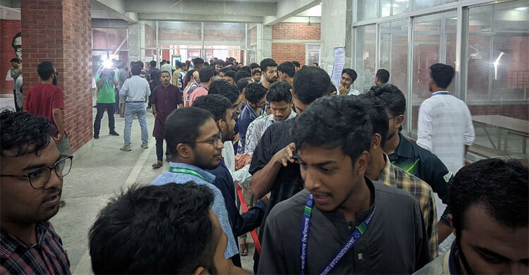 জাকসুতে সময়ের সঙ্গে বাড়ছে ভোটার উপস্থিতি