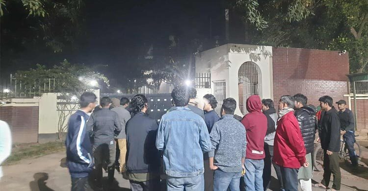 রাতে উচ্চশব্দে গানের আসর, ভিসির বাসভবনে বক্স বাজিয়ে প্রতিবাদ