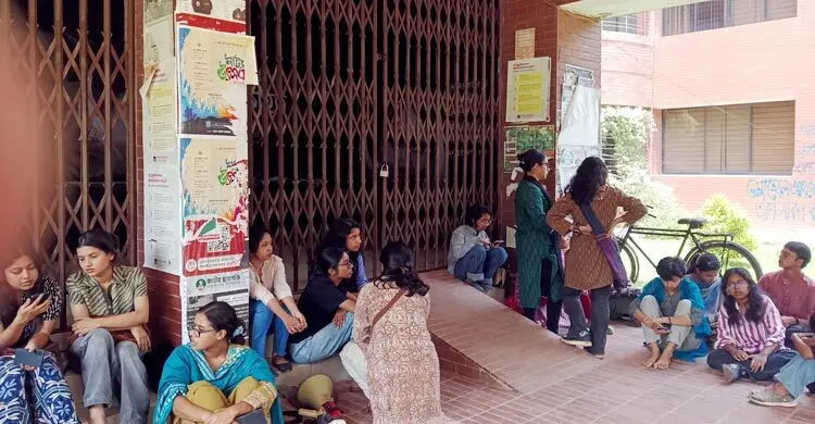 জাবির প্রশাসনিক ভবনে তালা ঝুলিয়ে অবরোধ