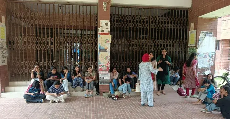 ৭২ ঘণ্টার আলটিমেটাম দিয়ে প্রশাসনিক ভবন খুলে দিলেন শিক্ষার্থীরা