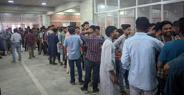 জাকসুতে সময়ের সঙ্গে বাড়ছে ভোটার উপস্থিতি