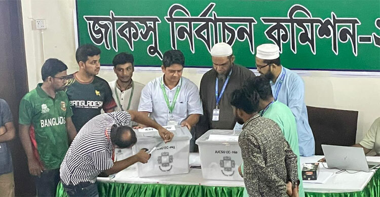 জাকসুর ভোট গণনা শুরু, দেখানো হচ্ছে এলইডি স্ক্রিনে