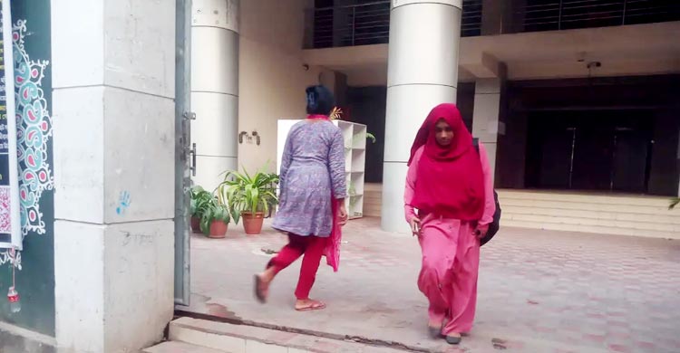 ক্লাস-পরীক্ষা বন্ধের ঘোষণায় হল ছাড়ছেন শিক্ষার্থীরা