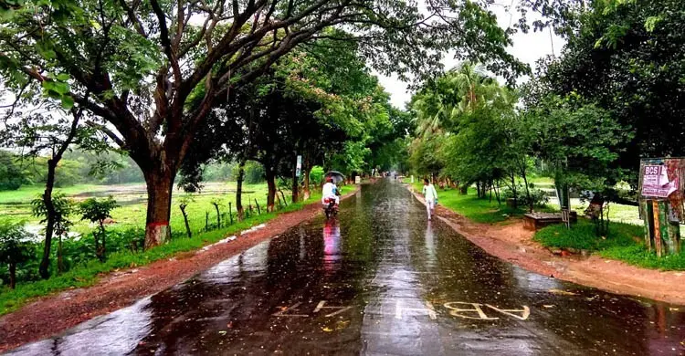 ভ্রমণে বৃষ্টিভেজা একদিন